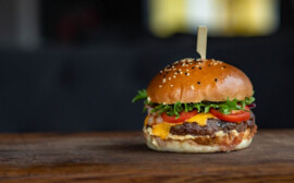 В Красноярске за 16,5 млн рублей продают бургерную Black Star Burger